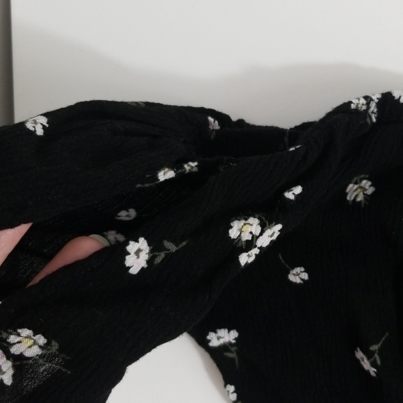 H.I.P. cold shoulder crop med - Picture 2 of 3